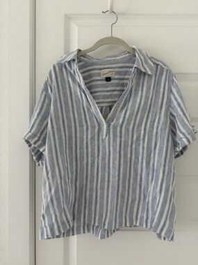 Universal Thread Blue and White Striped V-Neck Short Sleeve Blouse